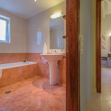 Sleeps 6 Air Con Wifi