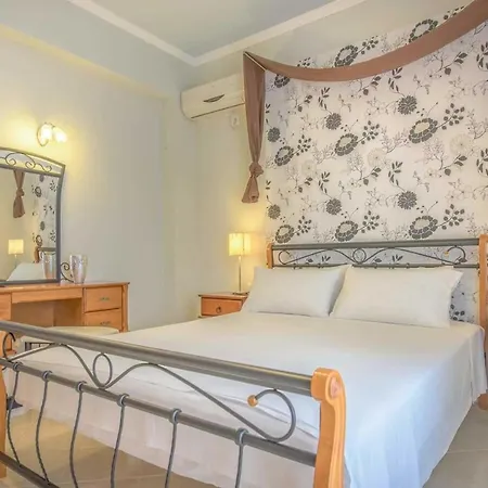 Villa Sleeps 6 Air Con Wifi