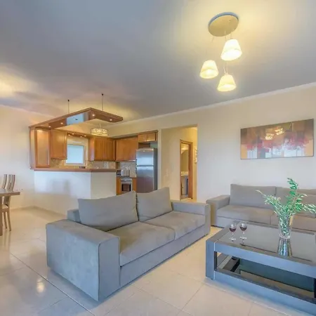 Villa Sleeps 6 Air Con Wifi